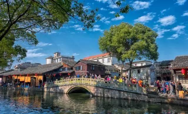 我做梦知道自己在怎么，每次知道自己在做梦就在梦里多玩，但是每次都很难醒过来，请问那位大师能给说下